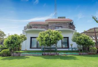 Apple Farmhouse Entire 3 BHK with a Pool allows 18 year olds to book a room