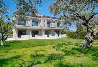 Yasemi Luxury Rooms has Balcony rooms