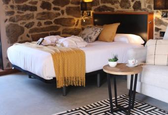 Apartamentos Villa Maceira has rooms with a private hot tub