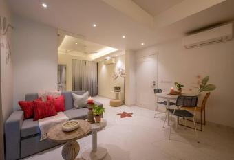 Luxurious Suite w/ Big Bathtub in Banipark Jaipur has rooms with a private hot tub