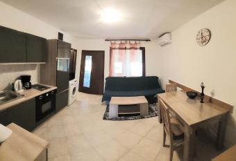Apartman s vrtom has Balcony rooms