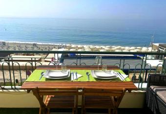 VISTA MARE SAVONA allows 18 year olds to book a room