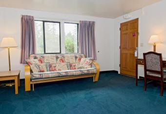 Sequim Bay Lodge has rooms with a private hot tub