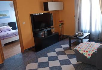 Piso en OVIEDO para 2-4 PERSONAS con PARKING Privado has rooms with a private hot tub