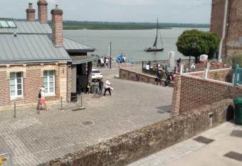 Chez margaut allows 18 year olds to book a room