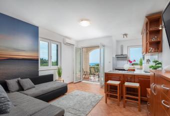 Sunrise Apartment Hvar allows 18 year olds to book a room