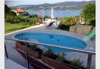 Playa de areabrava has rooms with a private hot tub