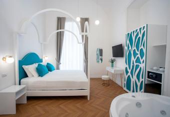 Relais al Castello has rooms with a private hot tub