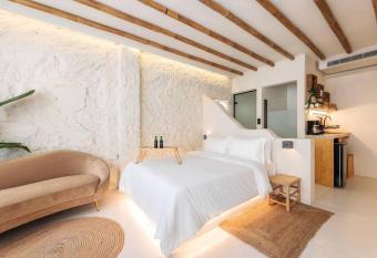 Stunning room-CityCenter-Getaway has rooms with a private hot tub