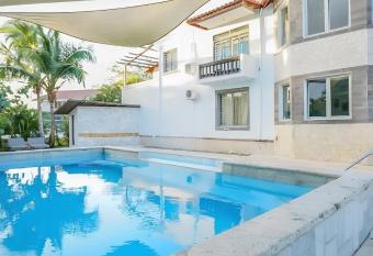 Majestuosa villa en Juan Dolio, Guavaberry Golf & Country Club has rooms with a private hot tub