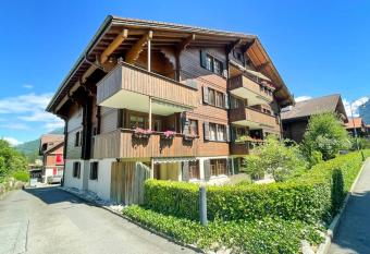 Alpengl  ck im Herzen von Wilderswil has Balcony rooms
