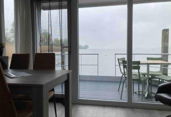 Houseboot Cormorant, lake view allows 18 year olds to book a room