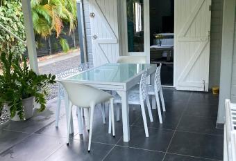 Maison de 2 chambres avec jacuzzi jardin clos et wifi a Saint Francois has rooms with a private hot tub