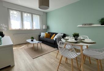 Appartement complet tout confort - 4pers - parking allows 18 year olds to book a room