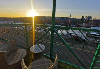 Apartment by the Beach has Balcony rooms