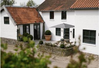 Brut the Mansion has Balcony rooms