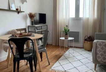 G  te Au num  ro 13    50m de la mer has Balcony rooms