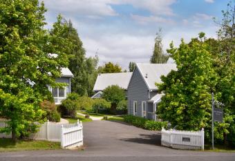 Lake Orchard Villas has rooms with a private hot tub