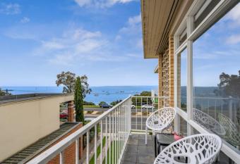 Top Floor Geelong Waterfront Apartment allows 18 year olds to book a room