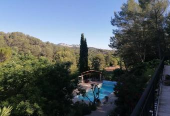 Magnifique villa avec piscine has Balcony rooms