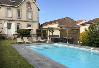 La louvoise allows 18 year olds to book a room