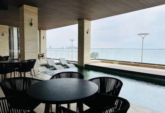 Gorgeous Beachfront apartment 6C allows 18 year olds to book a room