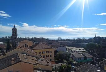Attico Padenghe Vista Lago Ascensore e Terrazza has Balcony rooms