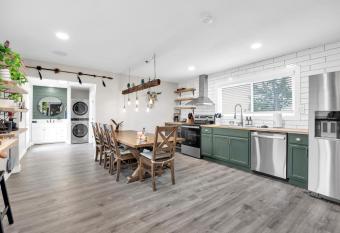 Spacious 4BR Home Near Grand Canyon - Sleeps 10 allows 18 year olds to book a room