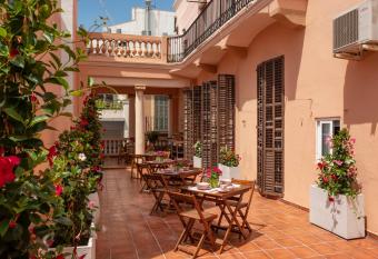 Antonios Hostal allows 18 year olds to book a room