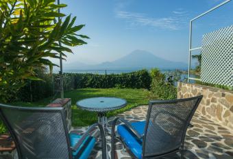 Los Elementos has Balcony rooms