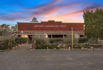 Old West Themed Grand Canyon House - Sleeps 12 has Balcony rooms