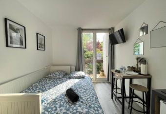 Le Maradas Balcon, Proche RER A has Balcony rooms