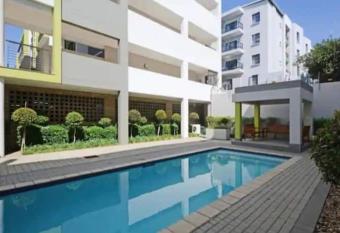 Apartment in Sandton has rooms with a private hot tub