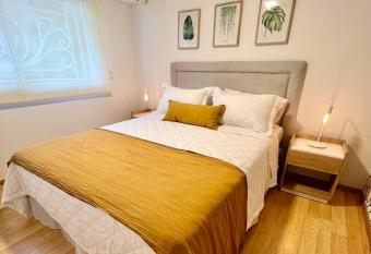 Aparts Los Vascos has Balcony rooms