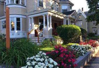 Munroe Inn Boutique Hotel has Balcony rooms