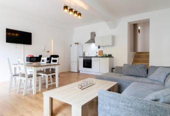 Stay and Work Apartment - 8 single beds - central allows 18 year olds to book a room