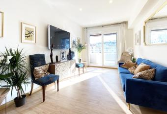 Paradise Luxurious flat, free parking, 3 double rooms, terrace, jacuzzi, fully renovated has rooms with a private hot tub