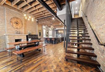 Chicago Mid-Century Gem Steps From United Center has Balcony rooms