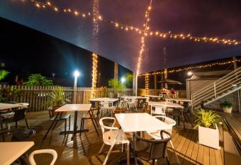 The Australian Hotel has Balcony rooms
