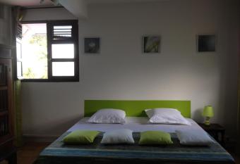 Pavillon zen allows 18 year olds to book a room