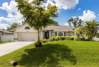 Relaxing Family Southern Retreat has rooms with a private hot tub