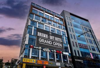 Wonju Brown Dot Hotel Corporate Business allows 18 year olds to book a room