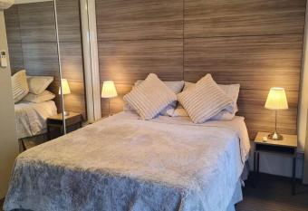 Canberra apartment in Braddon. has rooms with a private hot tub