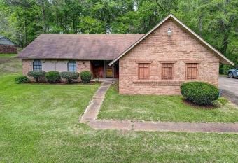 Gibson Holiday Home has Balcony rooms
