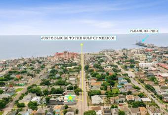 The Sparkled Seahorse has rooms with a private hot tub