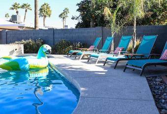NEW HEATED POOL, HOTTUB, BADMINTON, FIRE PIT, BOCCE BALL, RESORT YD, SCOTTSDALE! has rooms with a private hot tub