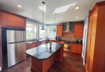 Hammond Bay 3Bdrm 3 Bath has rooms with a private hot tub