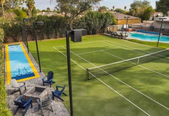 PRVT TENNIS/PICKLEBALL COURT, HUGE HEATED POOL, SHUFFLEBOARD, PUTT GREEN & MORE! has rooms with a private hot tub