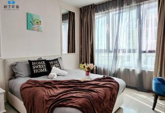 2 pax Romantic Studio @ I CITY allows 18 year olds to book a room