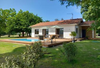 Maison neuve avec piscine chauff  e has Balcony rooms